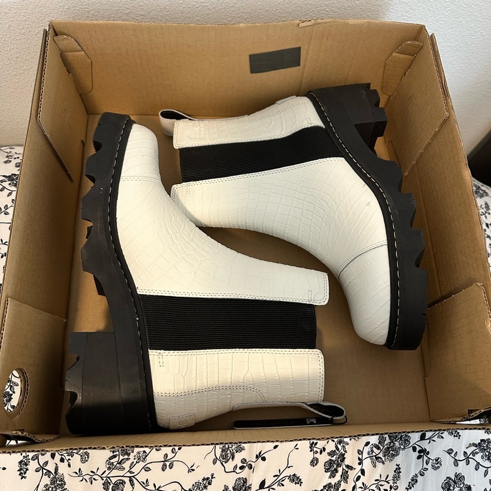 SOREL White and Black Women's Chelsea Boots